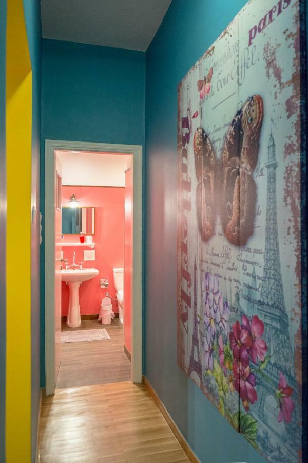 "Casa De Colores", Next To The Metro Athen Exterior foto